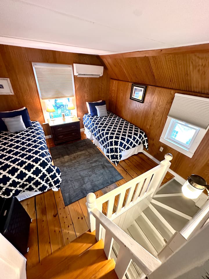 ห้องนอน #5 - เตียงแฝด (2) พร้อมบันไดส่วนตัวไปยังชั้น 1

ที่นอนเป่าลมคู่และตู้เสื้อผ้าตัวแปลงสัญญาณคู่