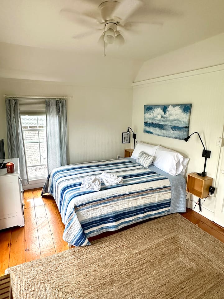 ห้องนอน # 2 - เตียงควีนไซส์พร้อมระเบียงส่วนตัว