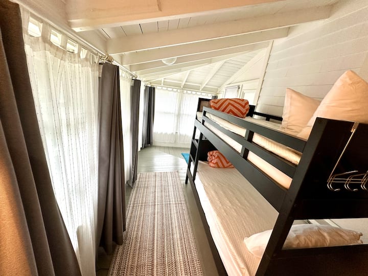 ห้องนอน #6 - เตียงสองชั้น (เตียงแฝด 2 หลัง); ระเบียงนอนตามฤดูกาลพร้อมม่านทึบแสง