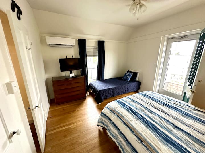 ห้องนอน #3 - เตียงควีนไซส์และเตียงแฝดพร้อมระเบียงส่วนตัว