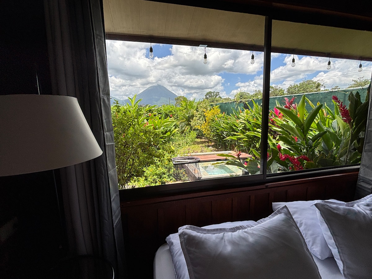 从您的房间可以欣赏阿雷纳尔火山的壮丽景色，是热爱大自然和冒险爱好者的完美度假胜地，距离温泉、瀑布和雨林之旅仅几分钟车程，是探索哥斯达黎加最美景点的理想基地