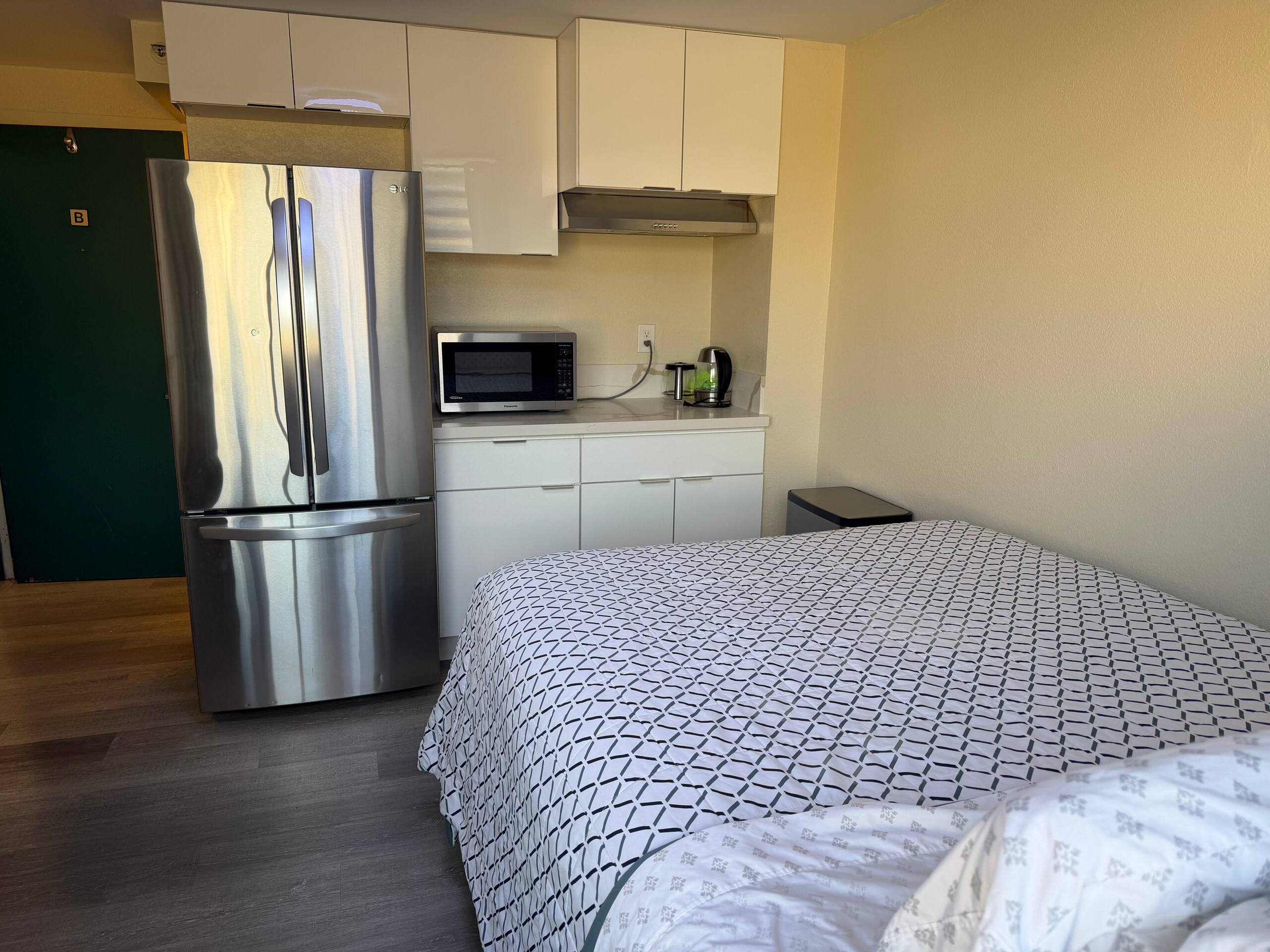Condo in Honolulu · ★4.88 · Studio · 1 private bath - Image 9