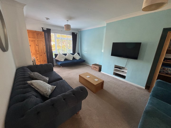 2 Bed House, Parking, St Johns Village Location - Woking