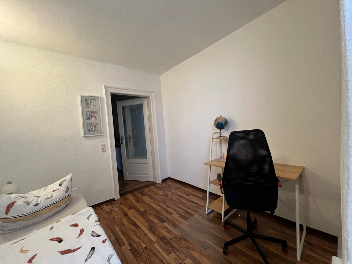 Variación con una cama en el dormitorio y una en la sala de estar. 