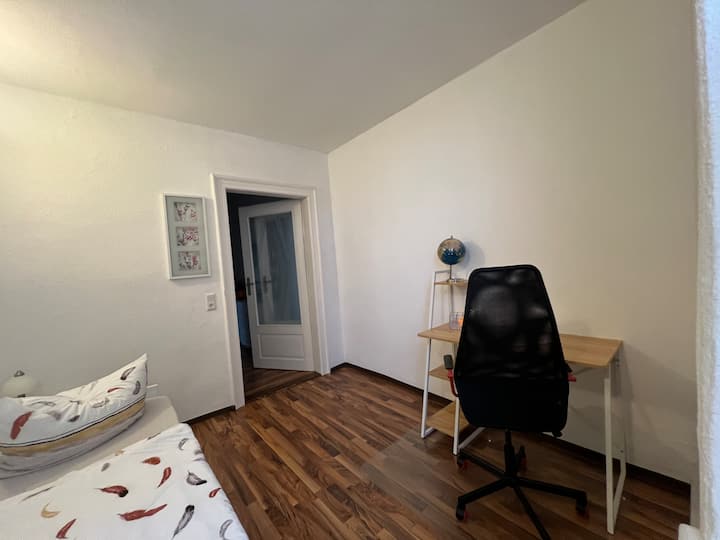 รูปแบบที่มีเตียงในห้องนอนและอีกหนึ่งในห้องนั่งเล่น 