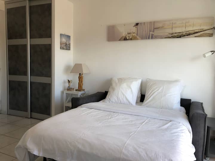 El sofá rapido en posición cama.