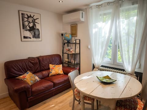 Top Airbnb: Beautiful, cozy, air-conditioned annex wth parking à Prés D'arènes