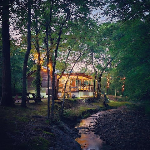 Lil' Rustic Retreat w/Hot Tub right on Jack Creek