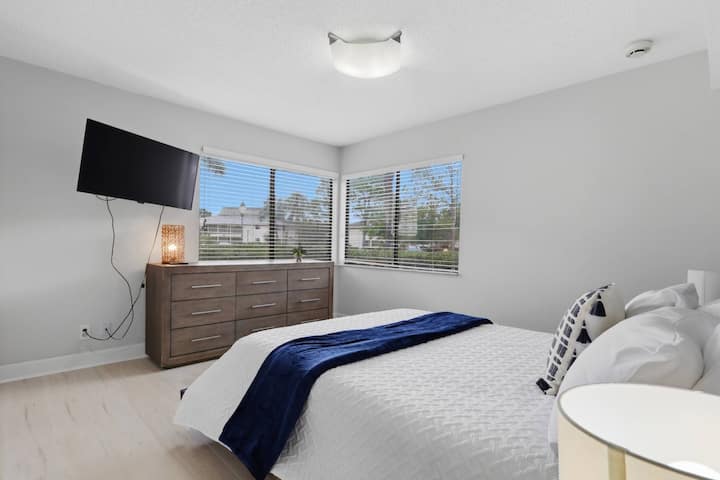 BR n° 2 : Chambre d'invité lumineuse avec lumière naturelle et téléviseur intelligent — un espace confortable et moderne conçu pour des nuits reposantes et des matins relaxants.