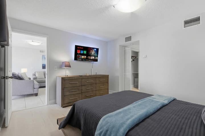 BR n° 3 : Chambre spacieuse avec télévision et accès facile aux espaces de vie — idéale pour les familles ou les groupes à la recherche de plus de confort et de commodité.