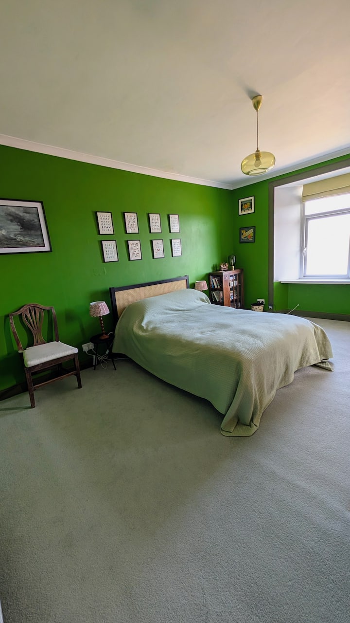 Bedroom 4:  1 double bed,  wardrobe, bookcase, Smart TV & ensuite bathroom (first floor)
