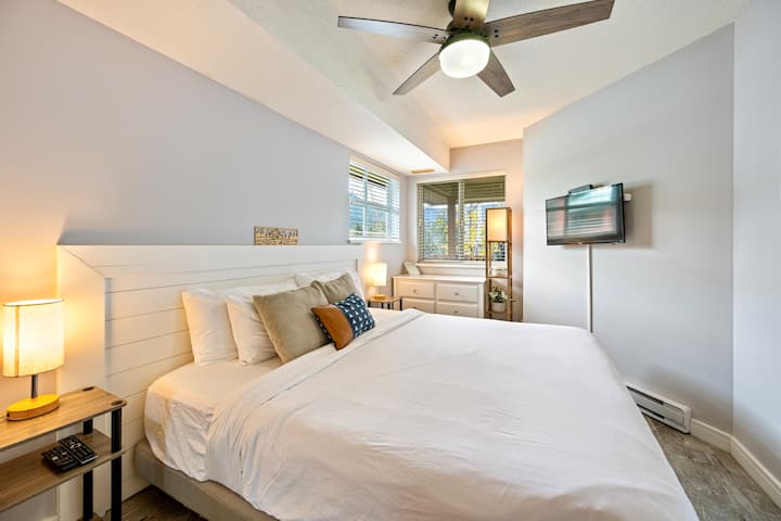 მყუდრო საძინებელში, რომელშიც არის Casper‑ის მატრასიანი საწოლი, თავსაფარი, სმარტ‑ტელევიზორი, ჭერის ვენტილატორი და საძინებლის ლამპები, იდეალურად შეძლებთ განტვირთვას