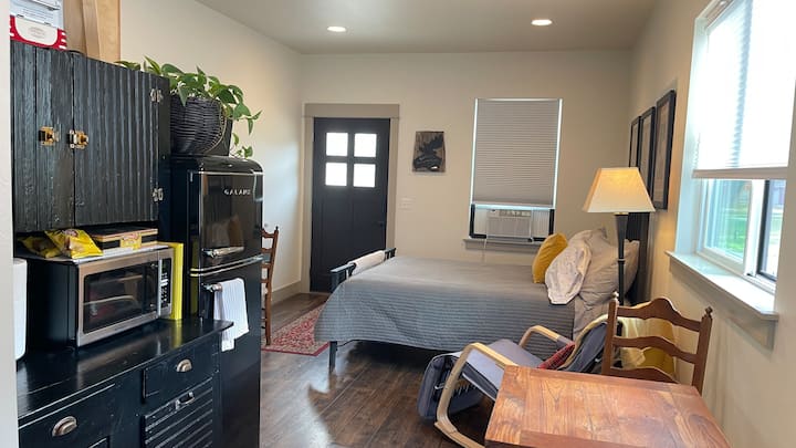 Solar, Pet Friendly Studio Near Dwntwn & Airport - Bozeman, MT