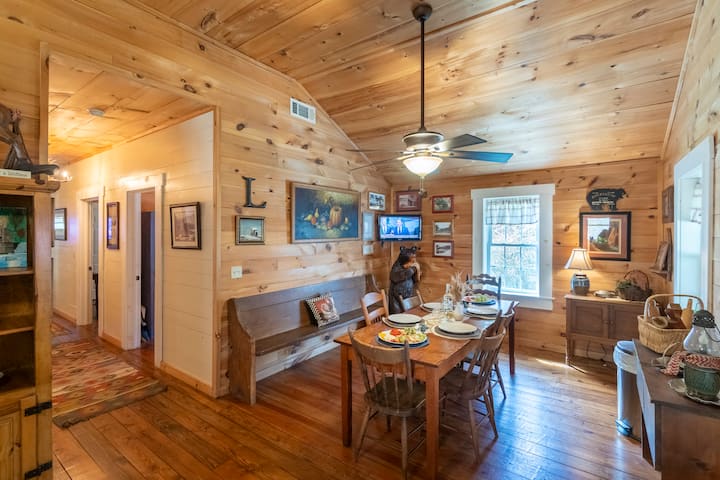 Georgia Bell's -Vintage Farmhouse by Chattahoochee - Cabins for