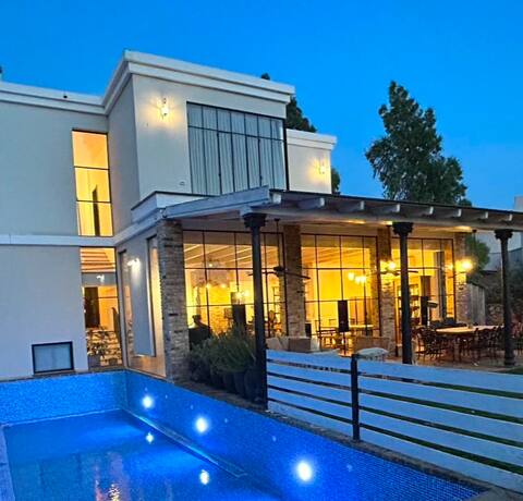 Countryside accommodation with heated pool and Gilboa view