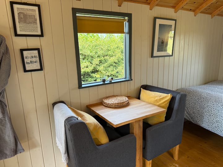 Delightful Shepherds Hut With Meadow Views - Wymondham