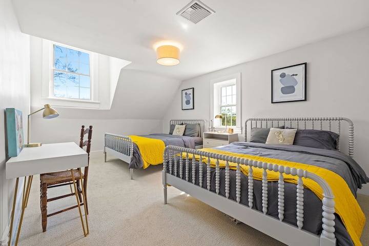 Upstairs bedroom w/ 2 queen beds, desk, and closet