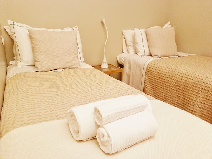 ▰ C »  3rd bdr up to 2 Guests (adult) + 1 baby crib 
- C.1 » a queen/king size bed (access from left side only)
or
- C.2 » 2 single twins beds