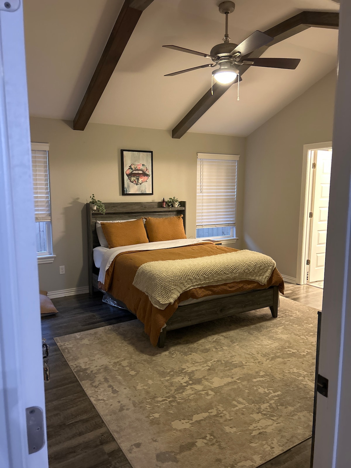 เตียงควีนไซส์ห้องนอนใหญ่