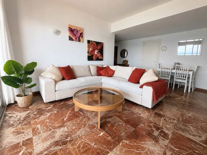 Fuengirola Seafront 2 Bed -  Dining & Beach Club - Fuengirola