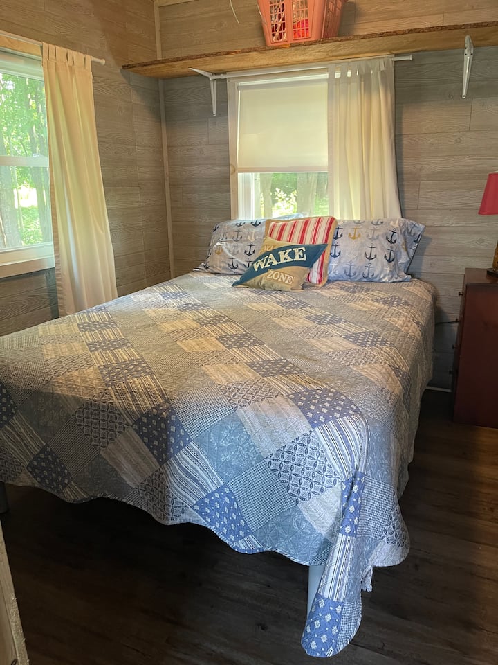Cama tamaño queen en el segundo dormitorio