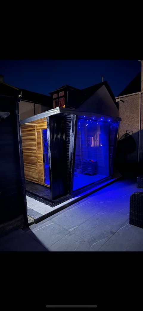 Large 4 bedroom beach house with exceptional views