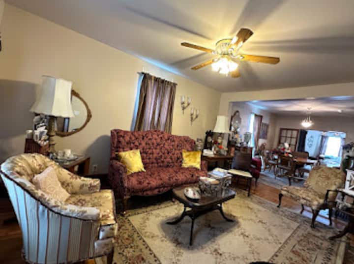 Victorian Rental Getaway (Blue Room) - Maryville, MO