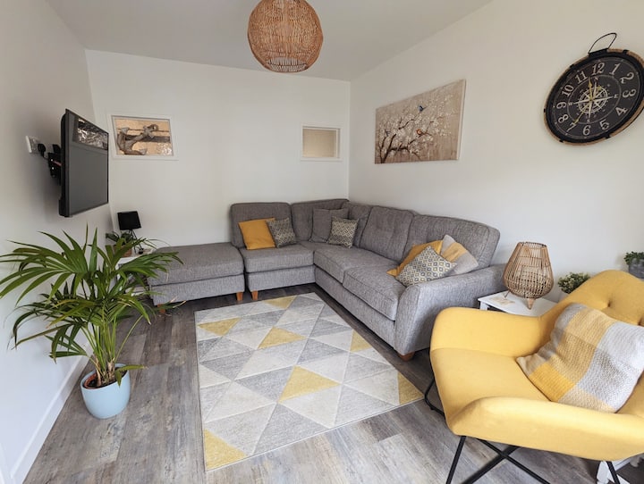 Harbour Townhouse - Sunny Patio Garden, Sleeps 1-7 - Isle of Wight