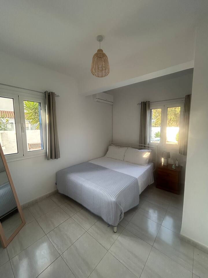 ห้องนอนพร้อมห้องน้ำชั้นล่าง