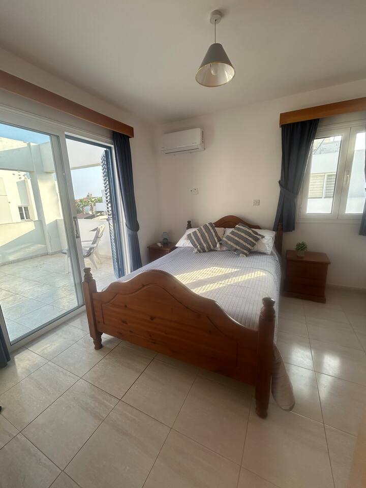 ห้องนอนใหญ่พร้อมห้องน้ำในตัวและระเบียง 