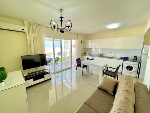 Sea and mountain view apartment, 150m to the beach