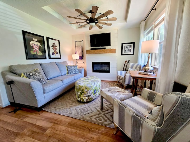 Pinterest Worthy Lakefront Cottage - Conroe, TX