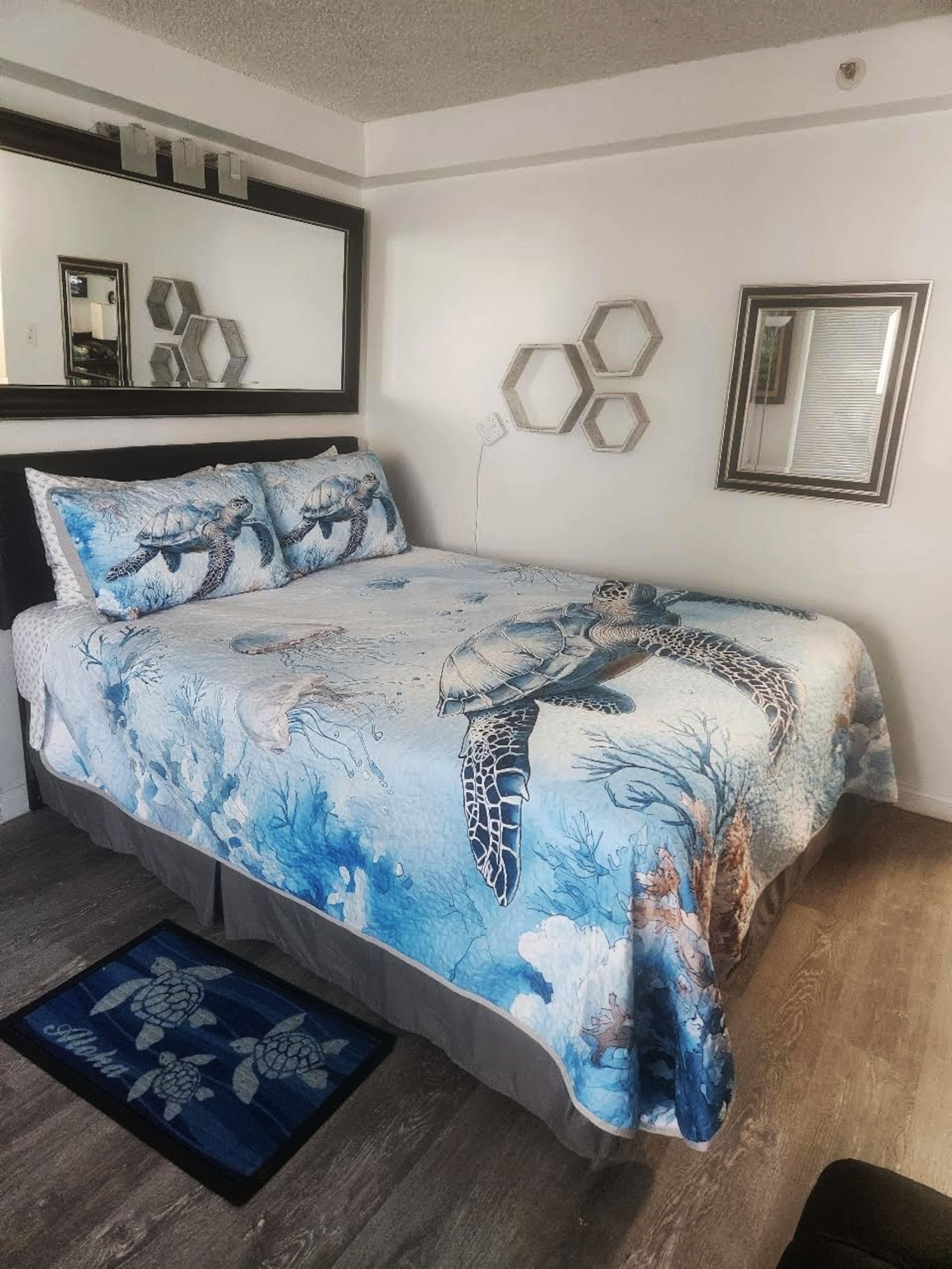 Condo in Honolulu · ★4.94 · Studio · 1 bed · 1 bath - Image 1