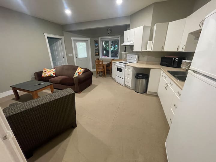 Cozy Basement Suite W Kitchen 2 Bedroom - Ucluelet