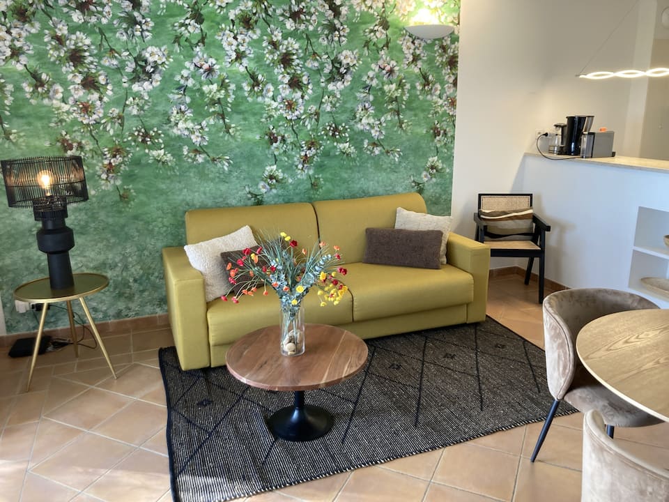 A Provençal flat above five golf greens, Saumane-de-Vaucluse, Provence, France, photo 6 of 10