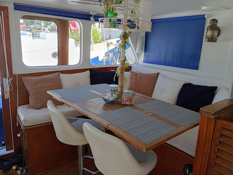 Successful Airbnb property: Maria Galante – Unusual former fishing boat in Pasteur / Saint Gervais / Mont Riboudet