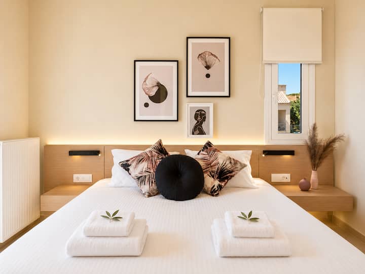 Villa 1 - First Floor - Bedroom 3 - Comfortable queen-size bed with a private balcony