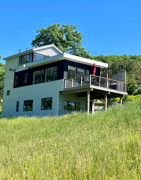 Treetop Vista: stunning views, modern farmhouse