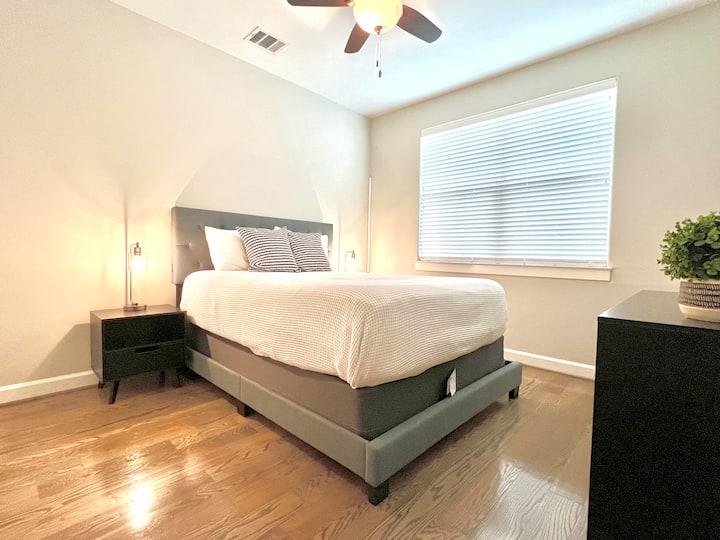 Nouveau lit Queen avec un matelas Stearns et Foster incroyablement confortables !
