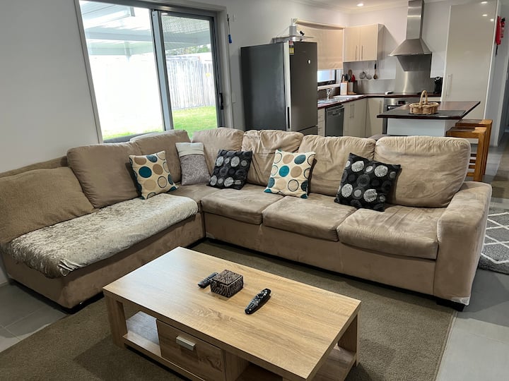 2 Bedroom Private Unit With Enclosed Back Yard. - 拜恩斯代爾