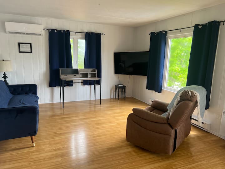 Jolie Maison Bleue En Gaspesie - Chandler