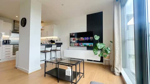 Modern 2-Bed walk to Embankment & Secure Parking