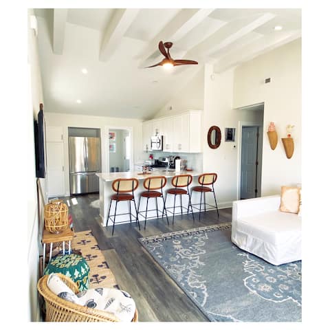 Modern Surfer/boho Duplex- 1 block from beach.