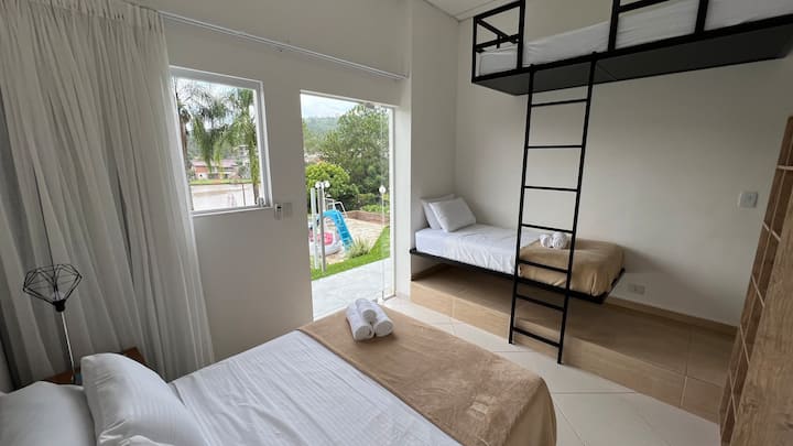 Cama de matrimonio y dos camas individuales, aire acondicionado y cortina opaca