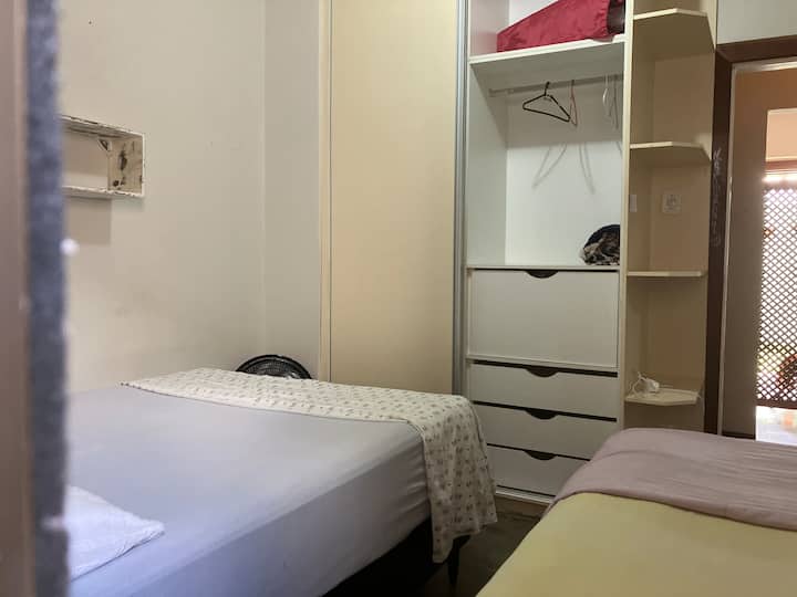 1 სტანდარტული ორადგილიანი საწოლი, 1 ერთადგილიანი საწოლი 