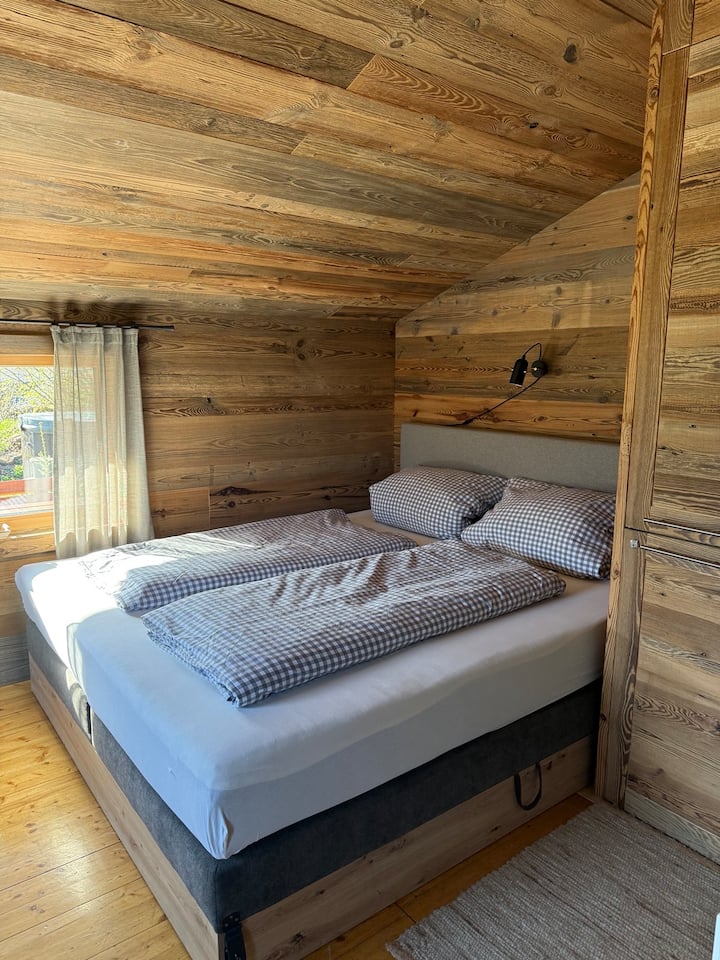 Wooden stable: 180cm x 200cm