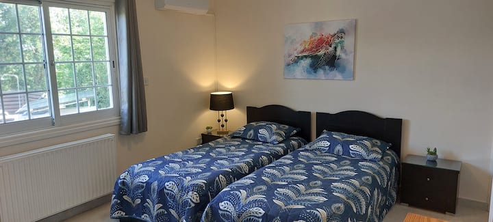 Spálňa 1 na prízemí s dvoma samostatnými lôžkami a vlastnou sprchovacou kúpeľňou s toaletou.