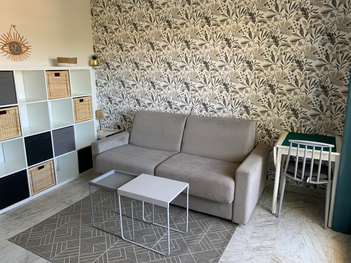 منطقة صالة مفتوحة على الشرفة لا تُغفل مع إطلالات جبلية دون عائق
تتحول الأريكة إلى سرير في 3 ثوانٍ مع مرتبة مريحة للغاية بارتفاع 17 سم مصممة للاستخدام المنتظم.