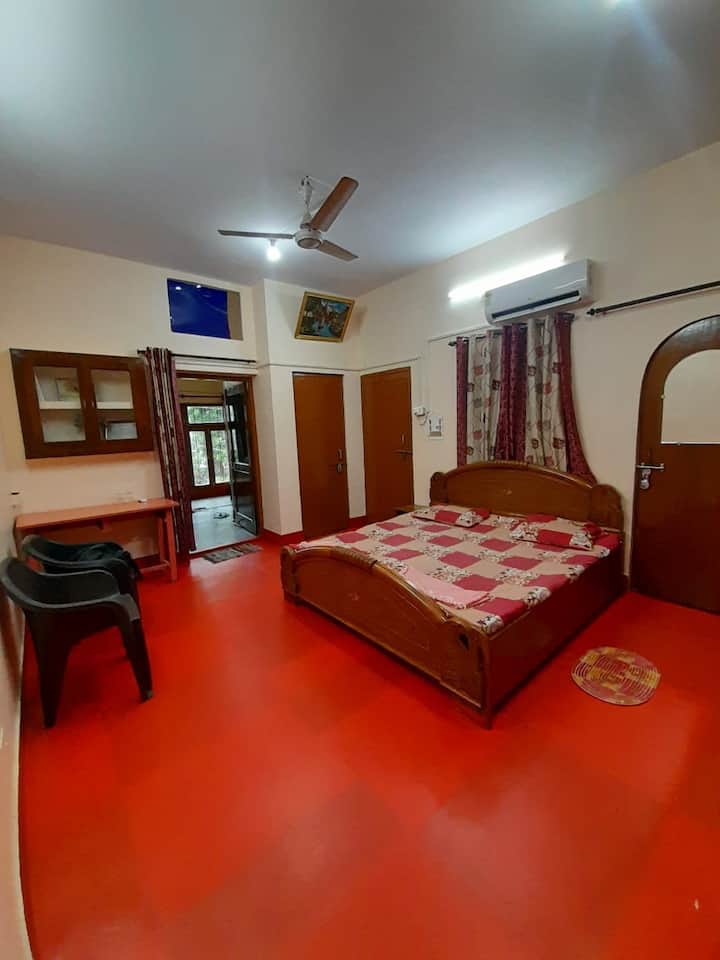 Cheerful 1 Queen Bed Room Park Facing With Terrace - Lucknow