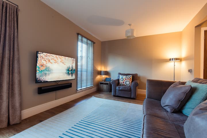 Spacious 3br | 3 Baths | Walk To Centre - Glasgow